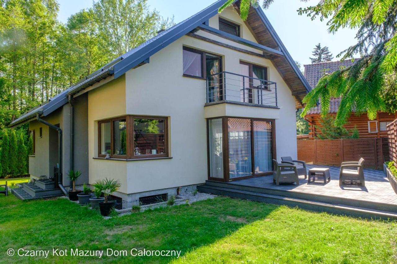 Villa Czarny Kot Mazury Dom Caloroczny à Malkinie Extérieur photo