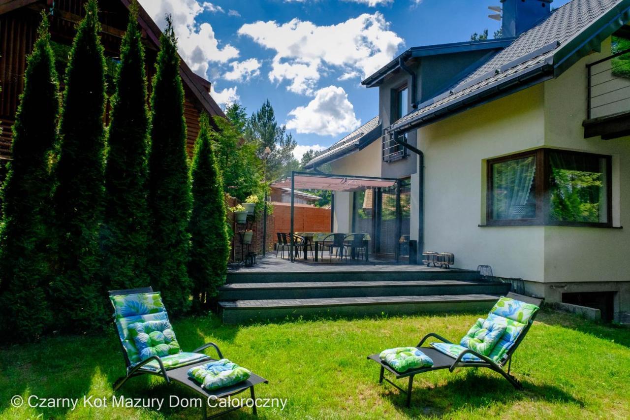 Villa Czarny Kot Mazury Dom Caloroczny à Malkinie Extérieur photo